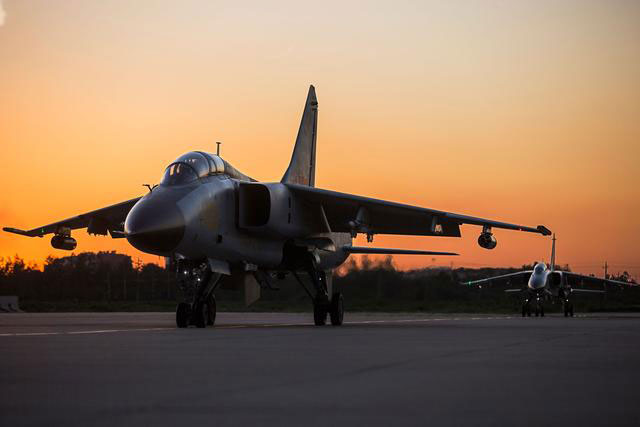 Chinese female pilots fly fighter-bomber JH-7 