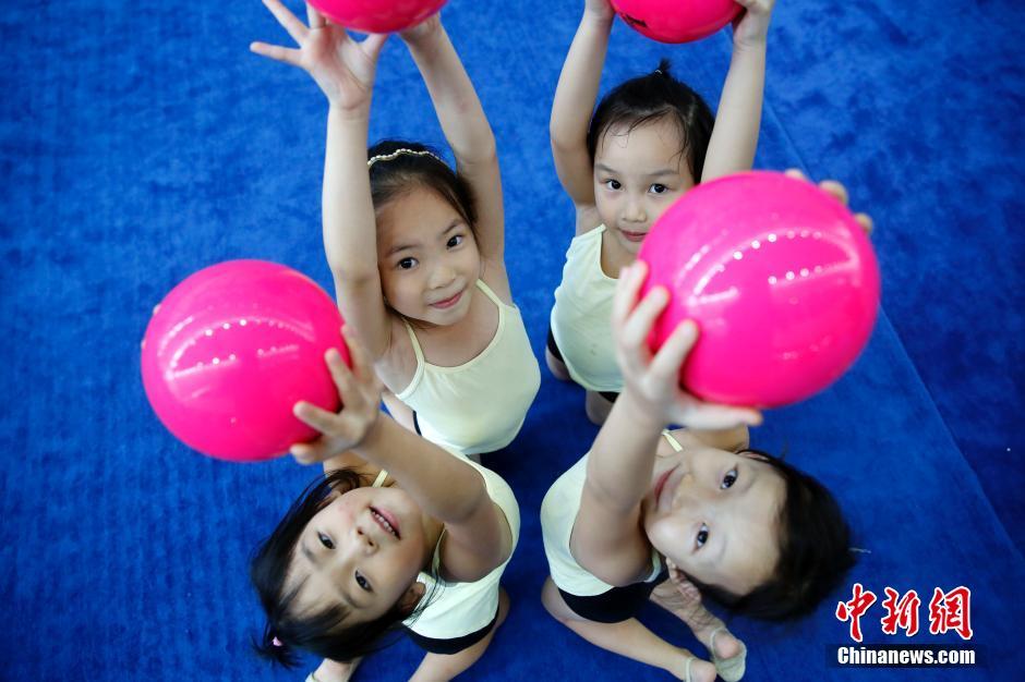 Young children enjoy the charm of rhythmic gymnastics in Shanghai