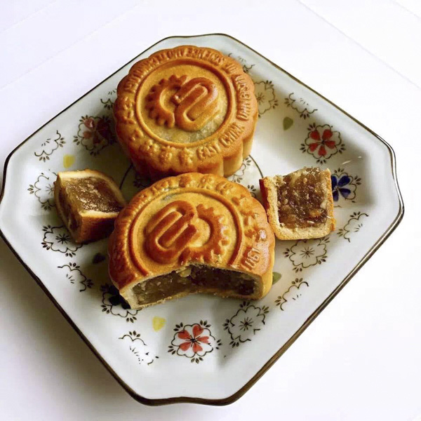 Special mooncakes distributed by Shanghai universities 