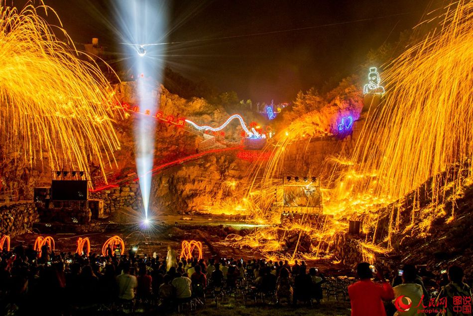 Traditional Chinese molten iron 'fireworks'
