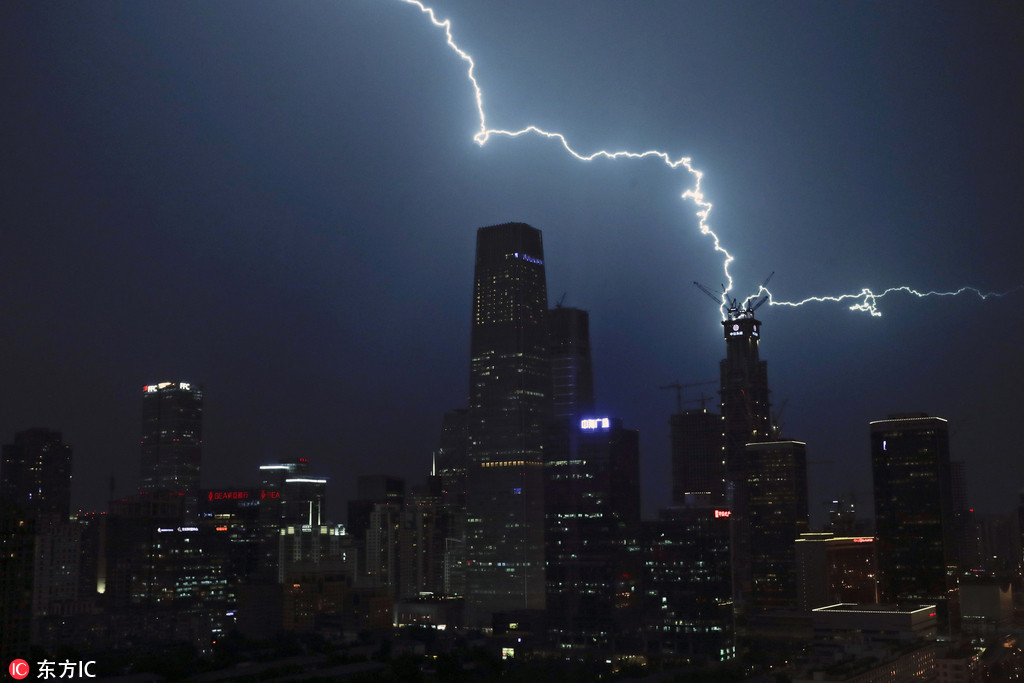 Incredible images of lightning strikes in Beijing