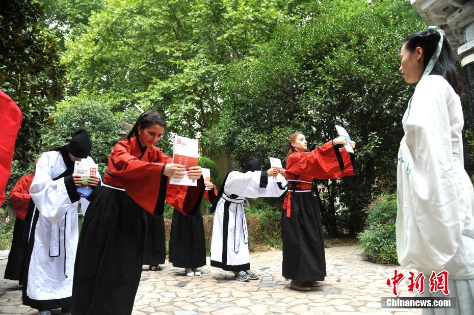 Foreign students wear Hanfu costumes to experience Chinese culture