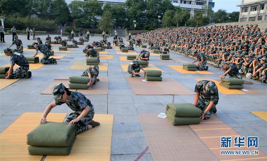 Bed-making competition for freshmen