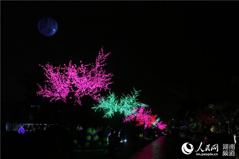 'Man-made moon' lights up central China