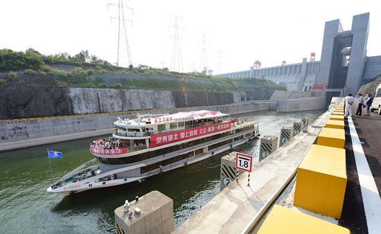 Three Gorges Dam welcomes world's largest ship lift