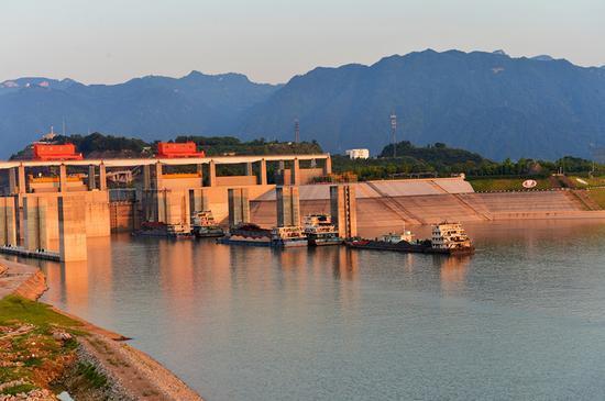 Three Gorges Dam welcomes world's largest ship lift