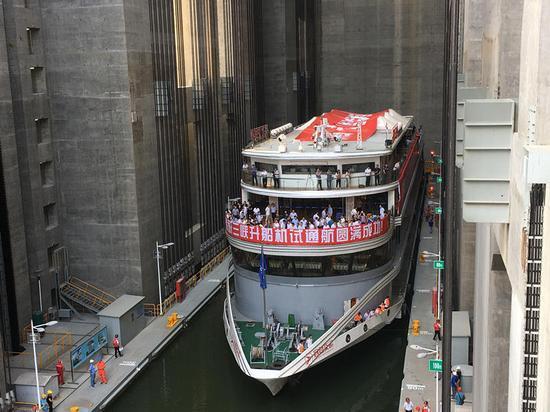 Three Gorges Dam welcomes world's largest ship lift