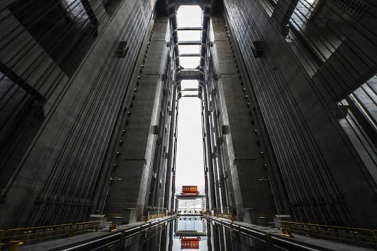 Three Gorges Dam welcomes world's largest ship lift