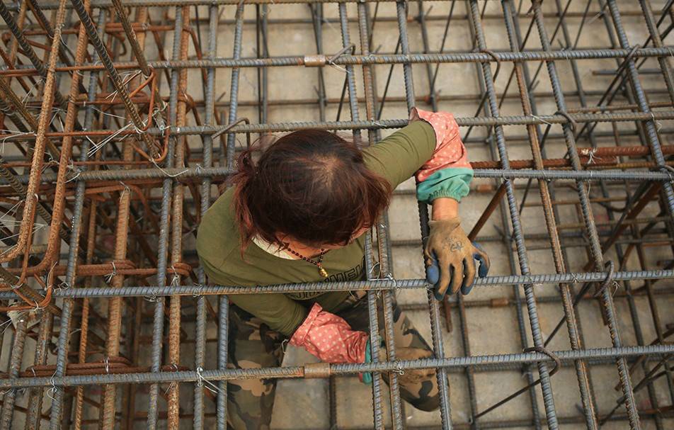Xu Yaling works at a construction site in Hebei province, Sept. 17, 2016. (Photo/IC)