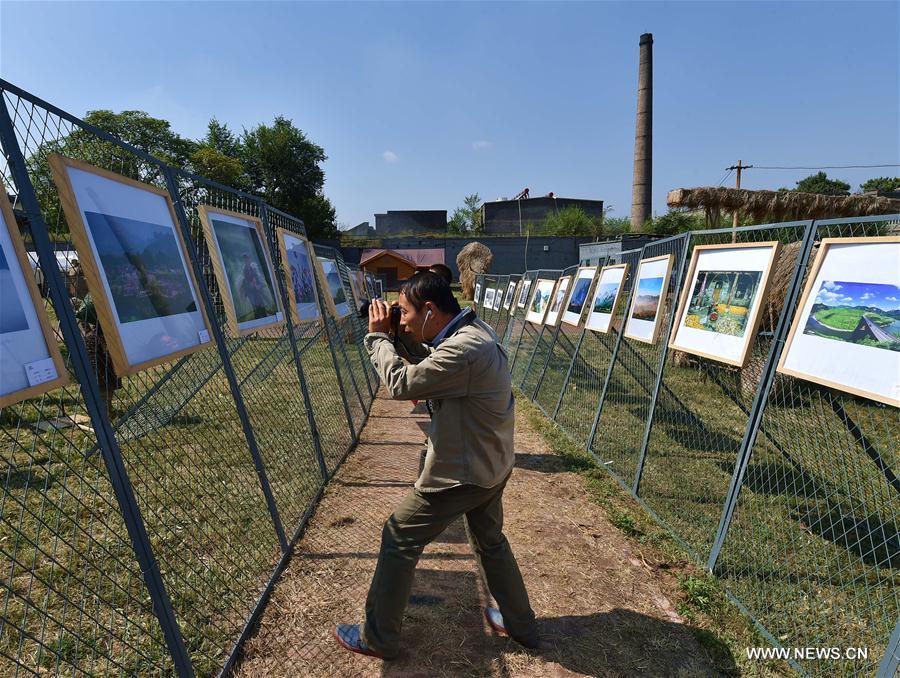 The 2016 PIP kicked off in Pingyao on Monday, showing more than 15,000 photos by over 2,000 photographers around the world. 