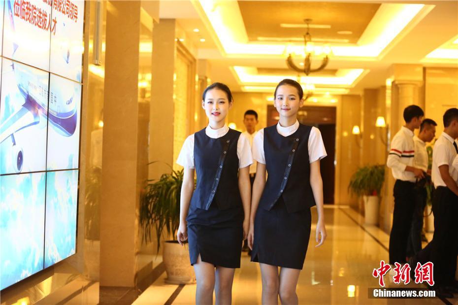 Coeds compete for flight attendant jobs in Sichuan