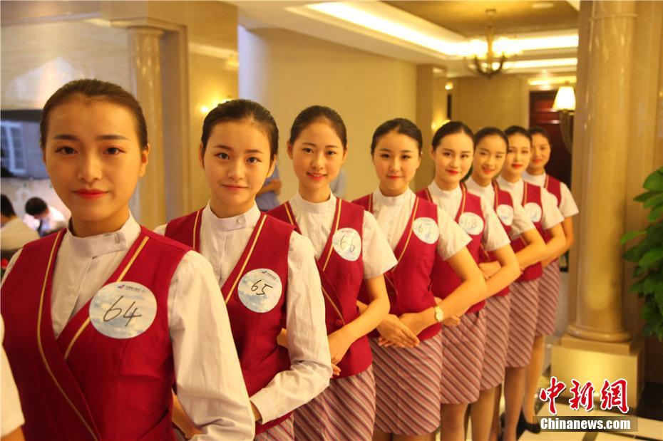 Coeds compete for flight attendant jobs in Sichuan