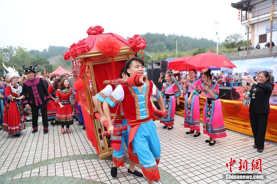 Traditional Miao wedding held in Chongqing