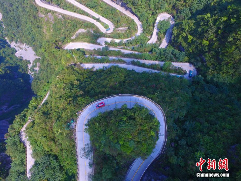 Italian driver conquers 99 bends of Tianmen Mountain Road