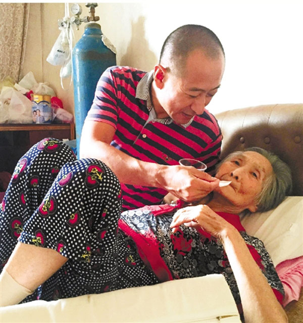 Man lauded for cradling 82-yr-old mother in arms 