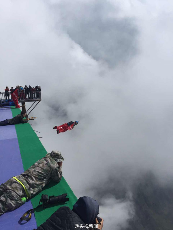 Daredevils warm up for wingsuit jumping world cup