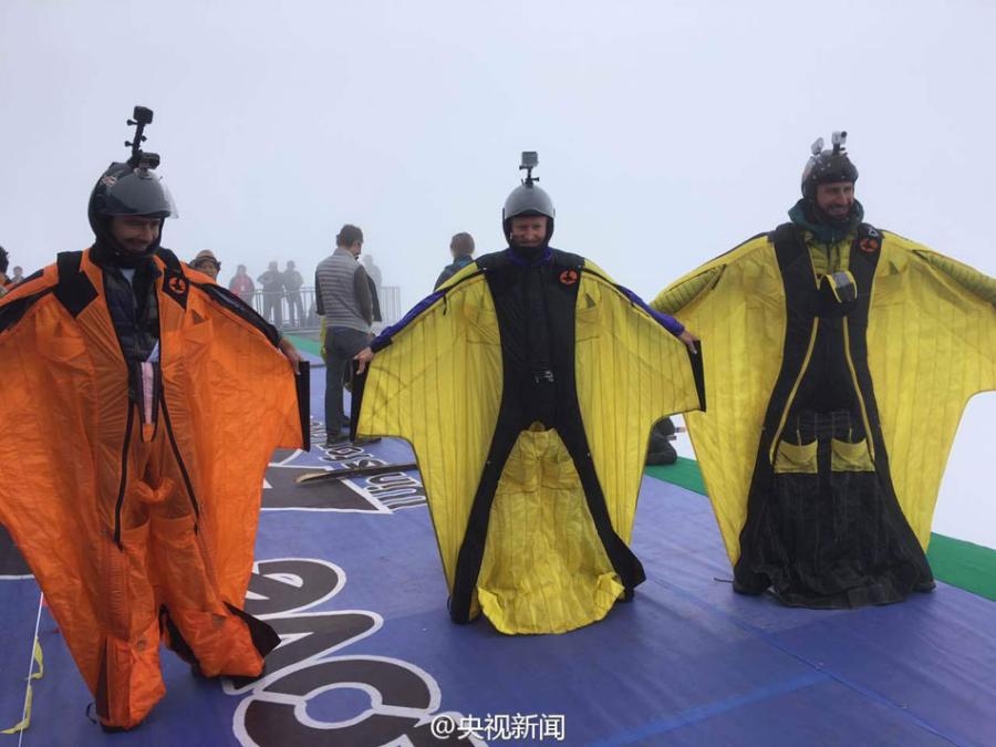 Daredevils warm up for wingsuit jumping world cup