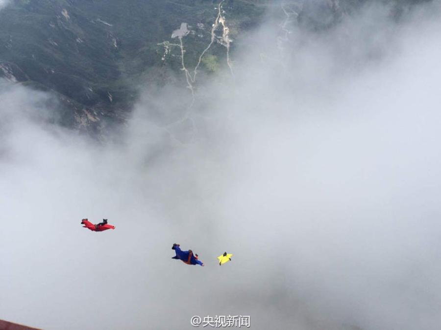 Daredevils warm up for wingsuit jumping world cup