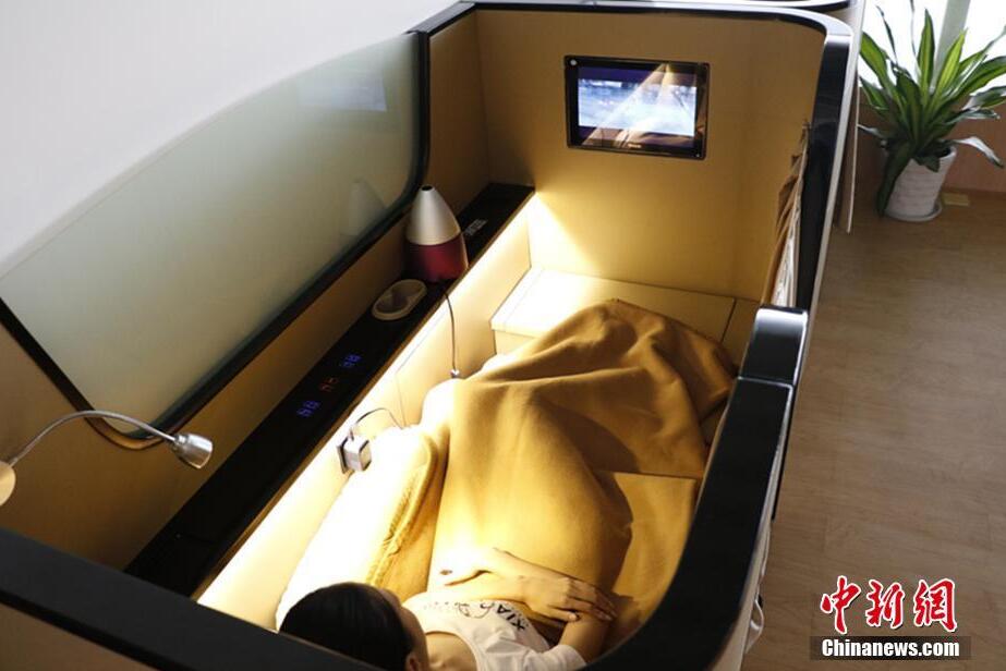 China's first 'capsule hotel' opens in Hangzhou