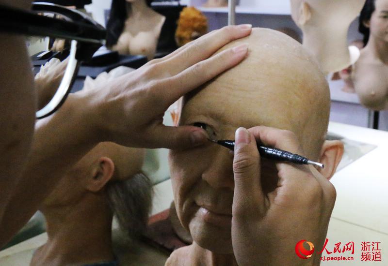 Young wax statue maker presents artworks