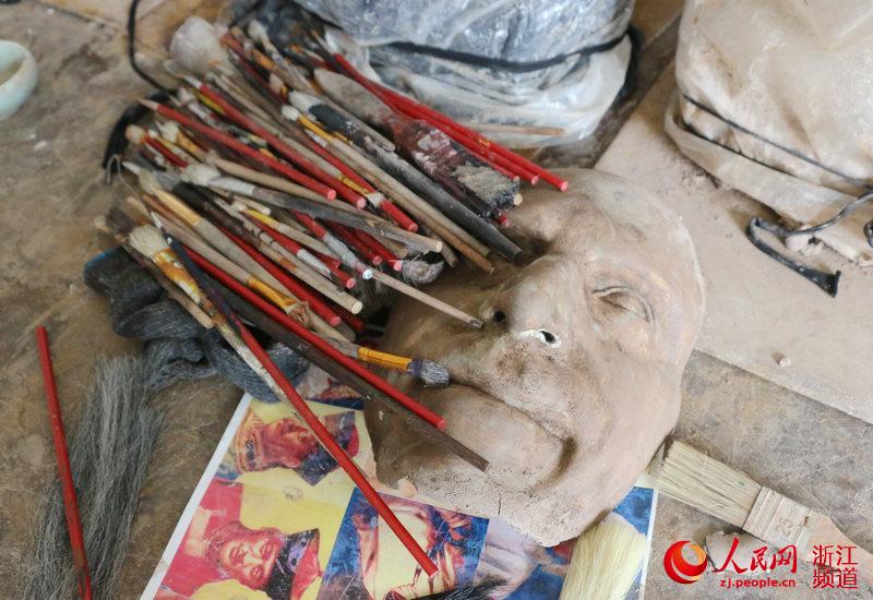 Young wax statue maker presents artworks