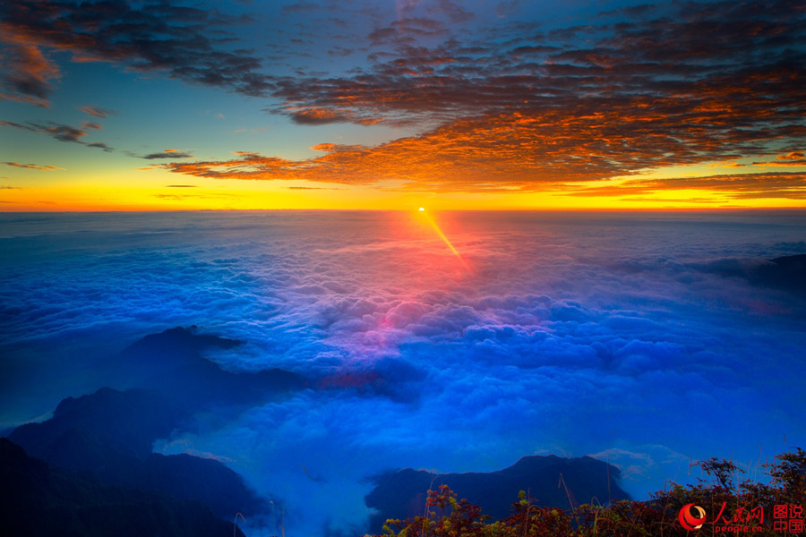 Sea of clouds around Emei Mountain