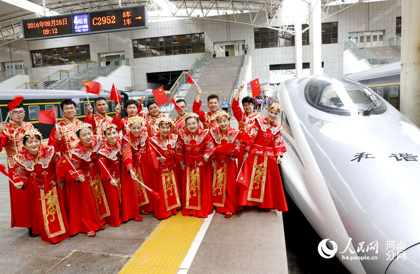Zhengzhou Railway Bureau holds group wedding for employees