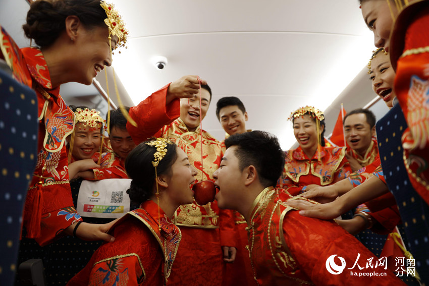 Zhengzhou Railway Bureau holds group wedding for employees