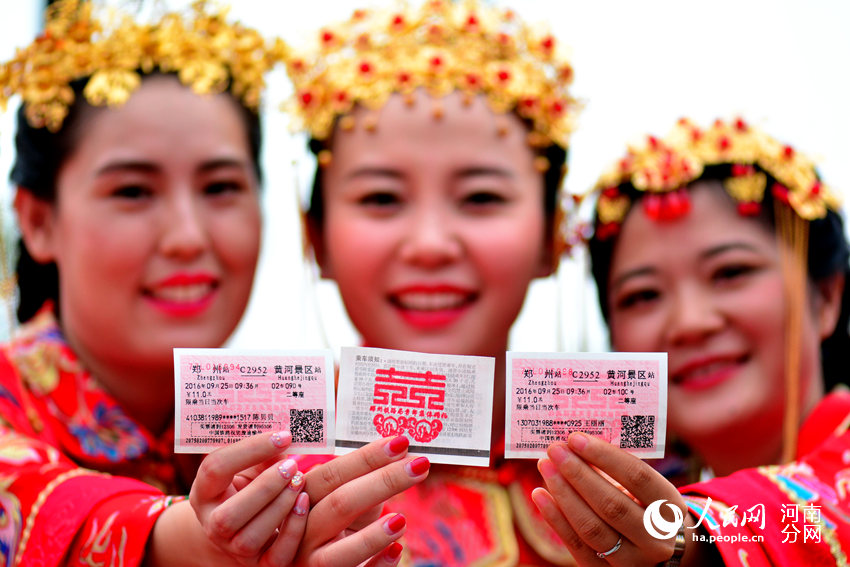 Zhengzhou Railway Bureau holds group wedding for employees