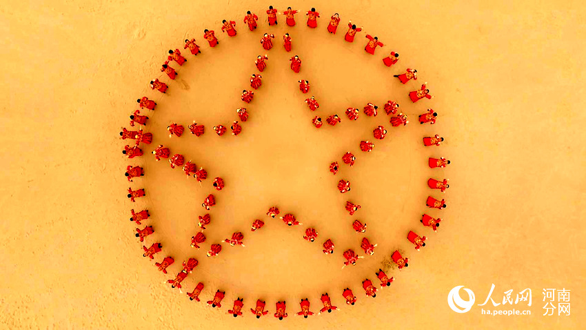 Zhengzhou Railway Bureau holds group wedding for employees