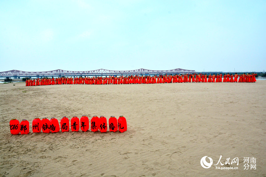Zhengzhou Railway Bureau holds group wedding for employees