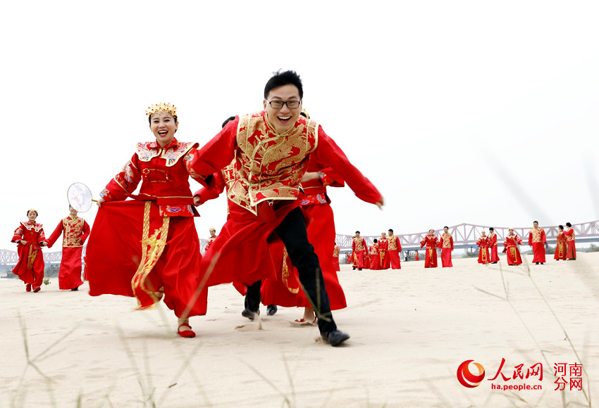 Zhengzhou Railway Bureau holds group wedding for employees