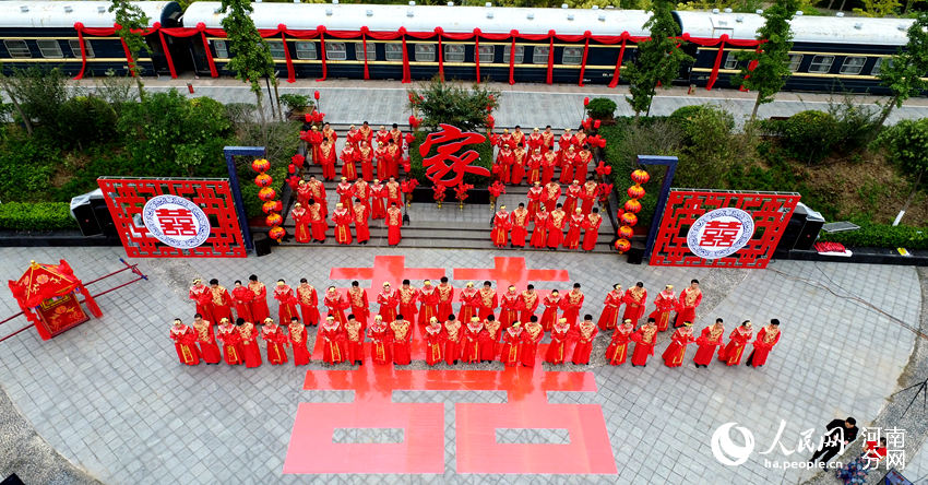 Zhengzhou Railway Bureau holds group wedding for employees