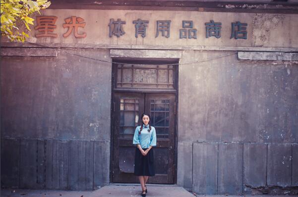 Young village official takes retro photos to publicize hometown