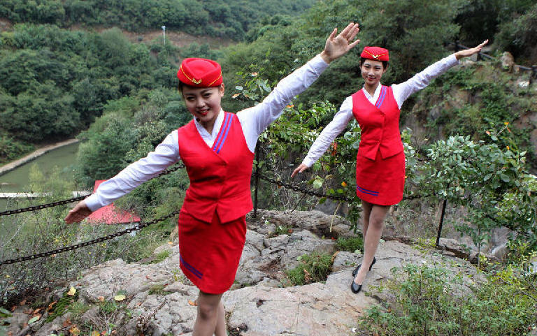 Future flight attendants broadcast physique training on cliff