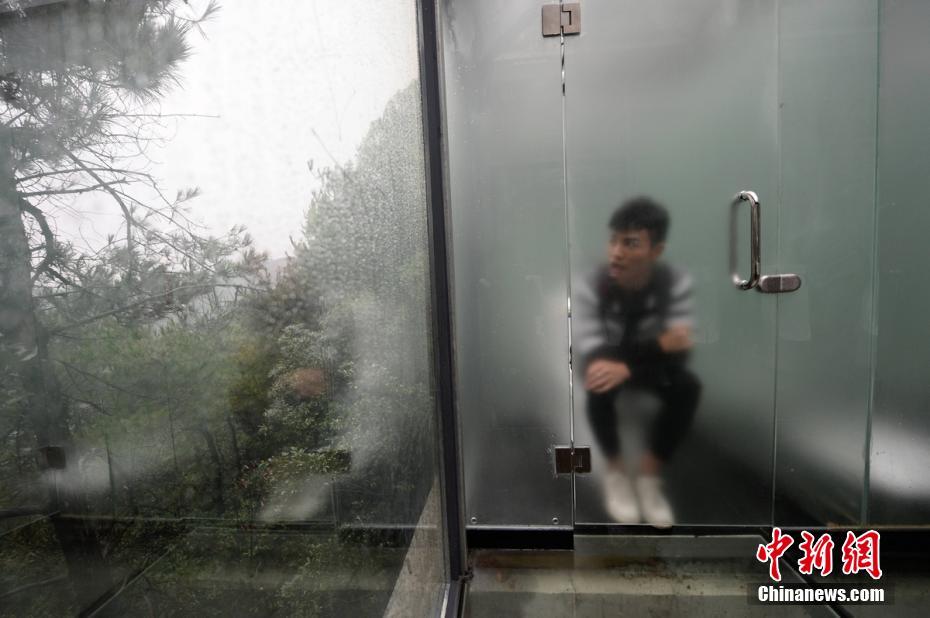 Glass bathroom opens for use in Changsha