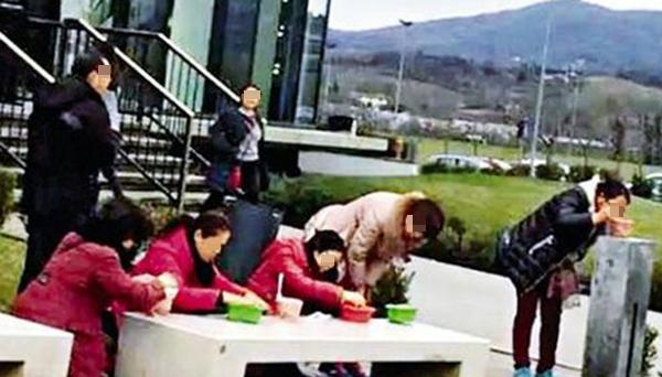 Chinese tourists demonstrate devotion to instant noodles