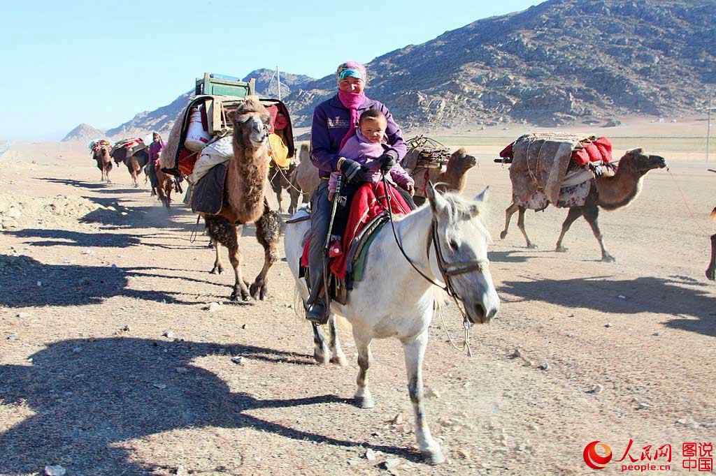 Kazakh herdsmen in Altay move to winter pastures