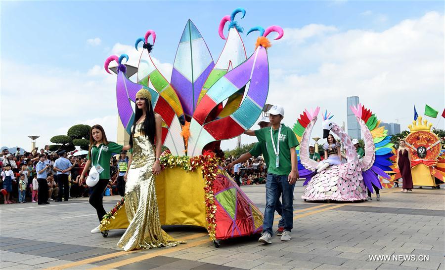 The carnival, including aquatic and land formations, attracted lots of citizens and visitors. (Xinhua/Zhang Ailin) 