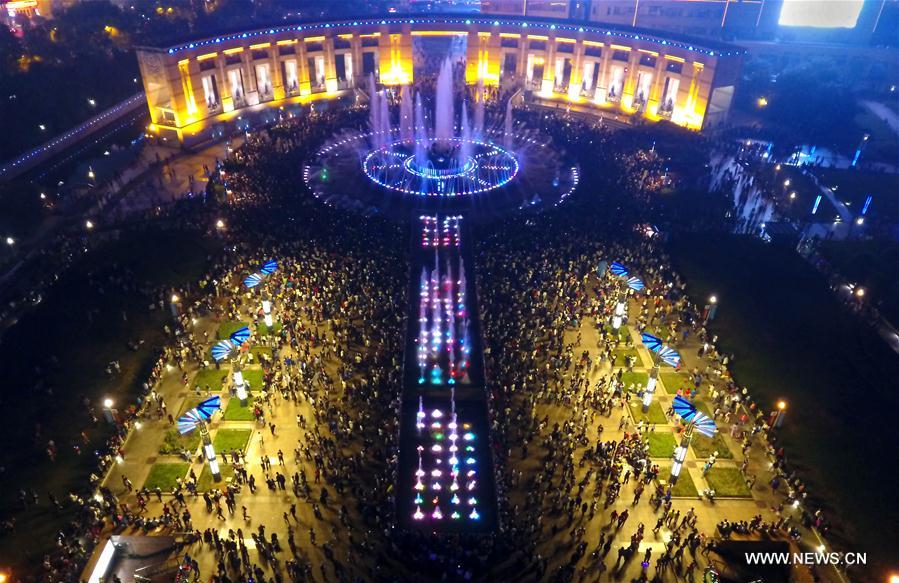  The night scene of the musical fountain has attracted many visitors during the National Day holidays