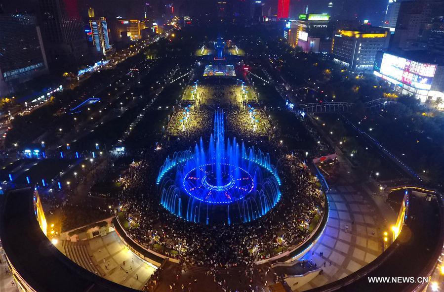  The night scene of the musical fountain has attracted many visitors during the National Day holidays