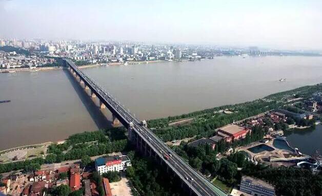 Wuhan Yangtze River Bridge vandalized by National Day visitors
