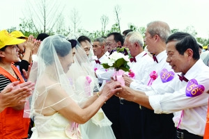 99 elderly couples hold group vow renewal to celebrate Double Ninth Festival