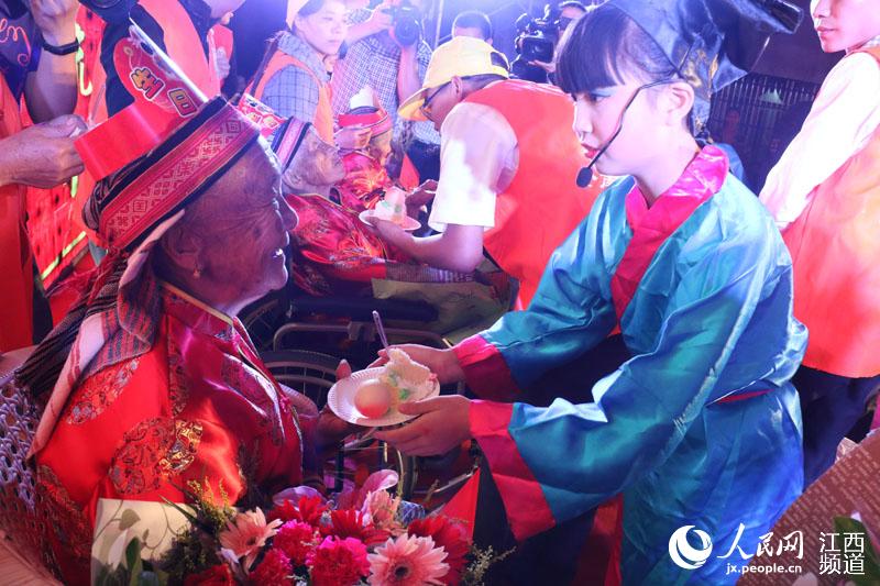 Birthday party for centenarians held in Jiangxi