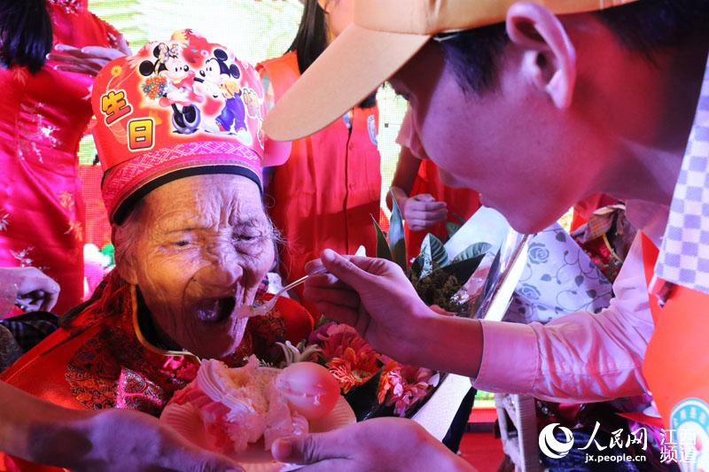 Birthday party for centenarians held in Jiangxi