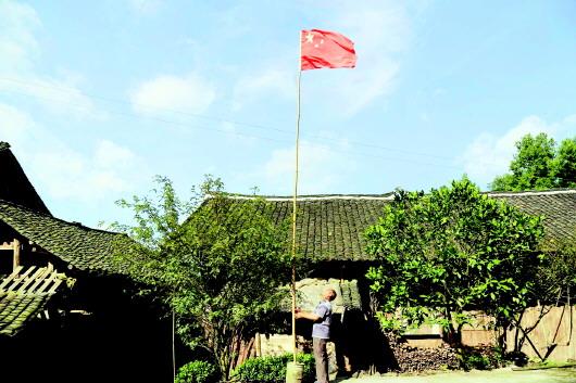 Man raises national flag for 18 years to express love for motherland