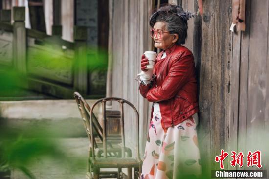 Fashionable photos of nonagenarians hit the Internet