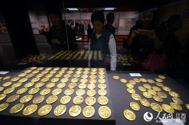 Relics excavated from Marquis of Haihun tomb exhibited in Jiangxi