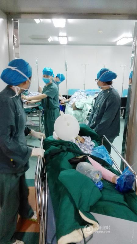 Nurse consoles young patient with 'balloon glove'