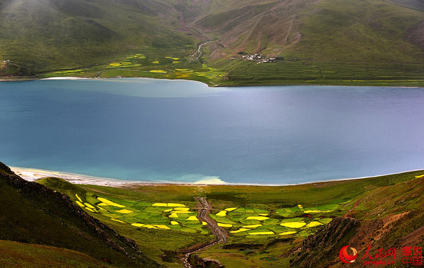 Scenery of Yamdroktso Lake in Tibet